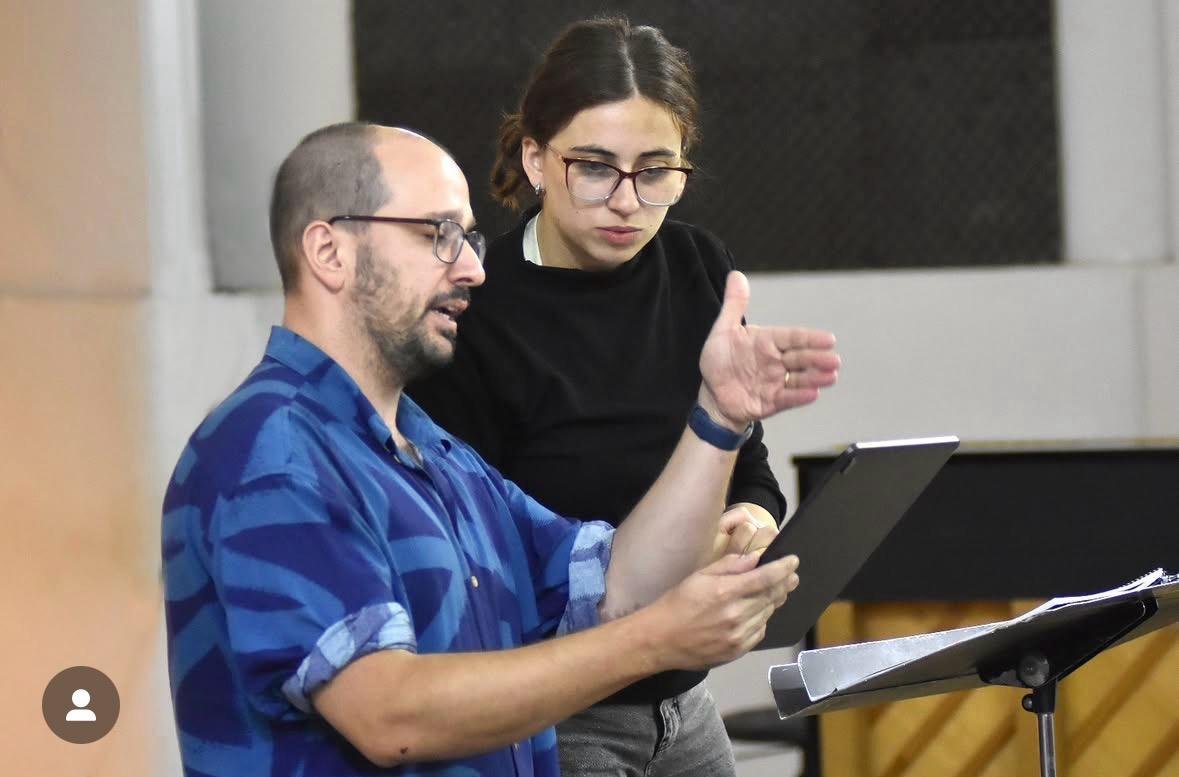 Participante del curso dirigiendo bajo la supervisión de Esteban Louise en Bahía Blanca