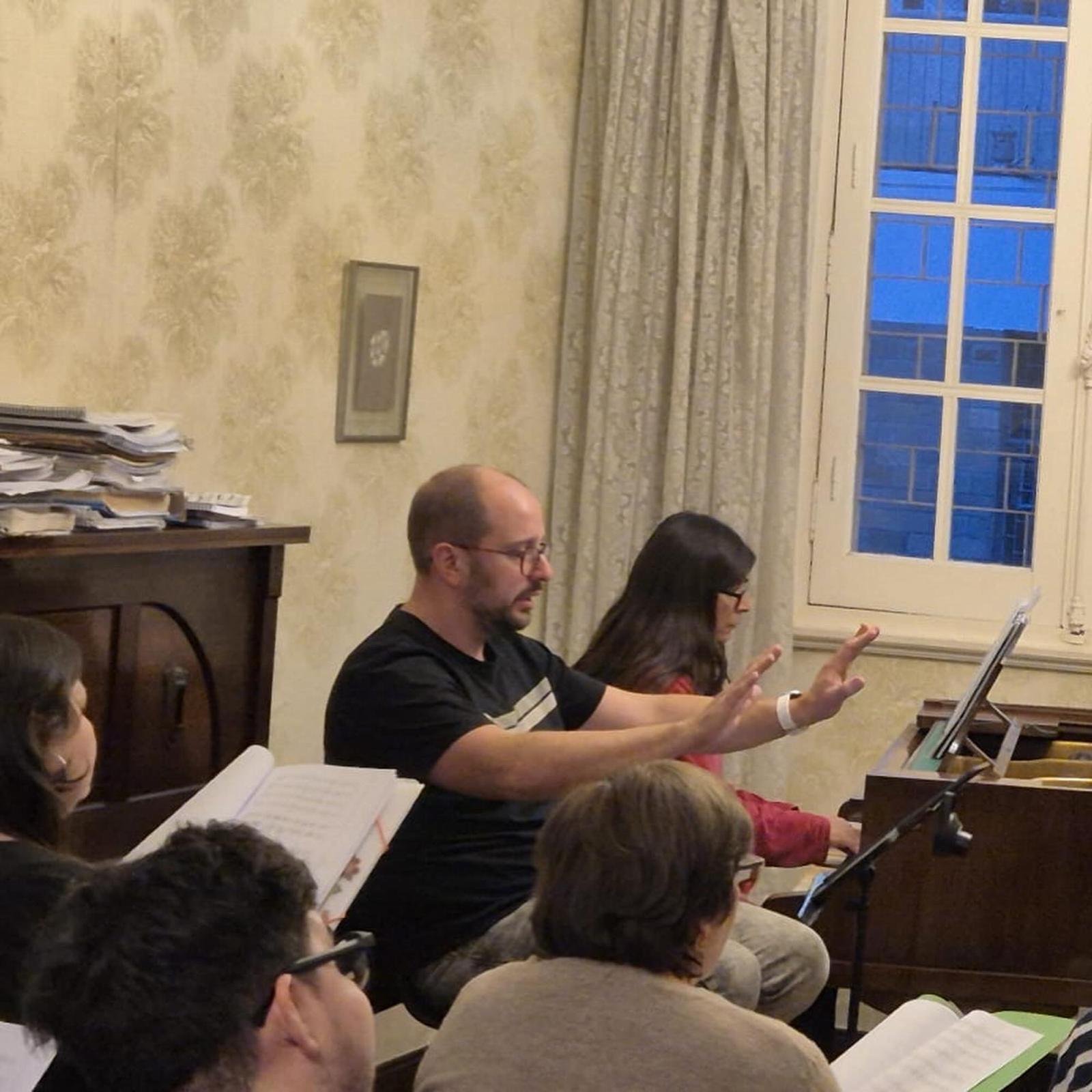 Esteban Louise dirigiendo a los participantes del taller en Montevideo
